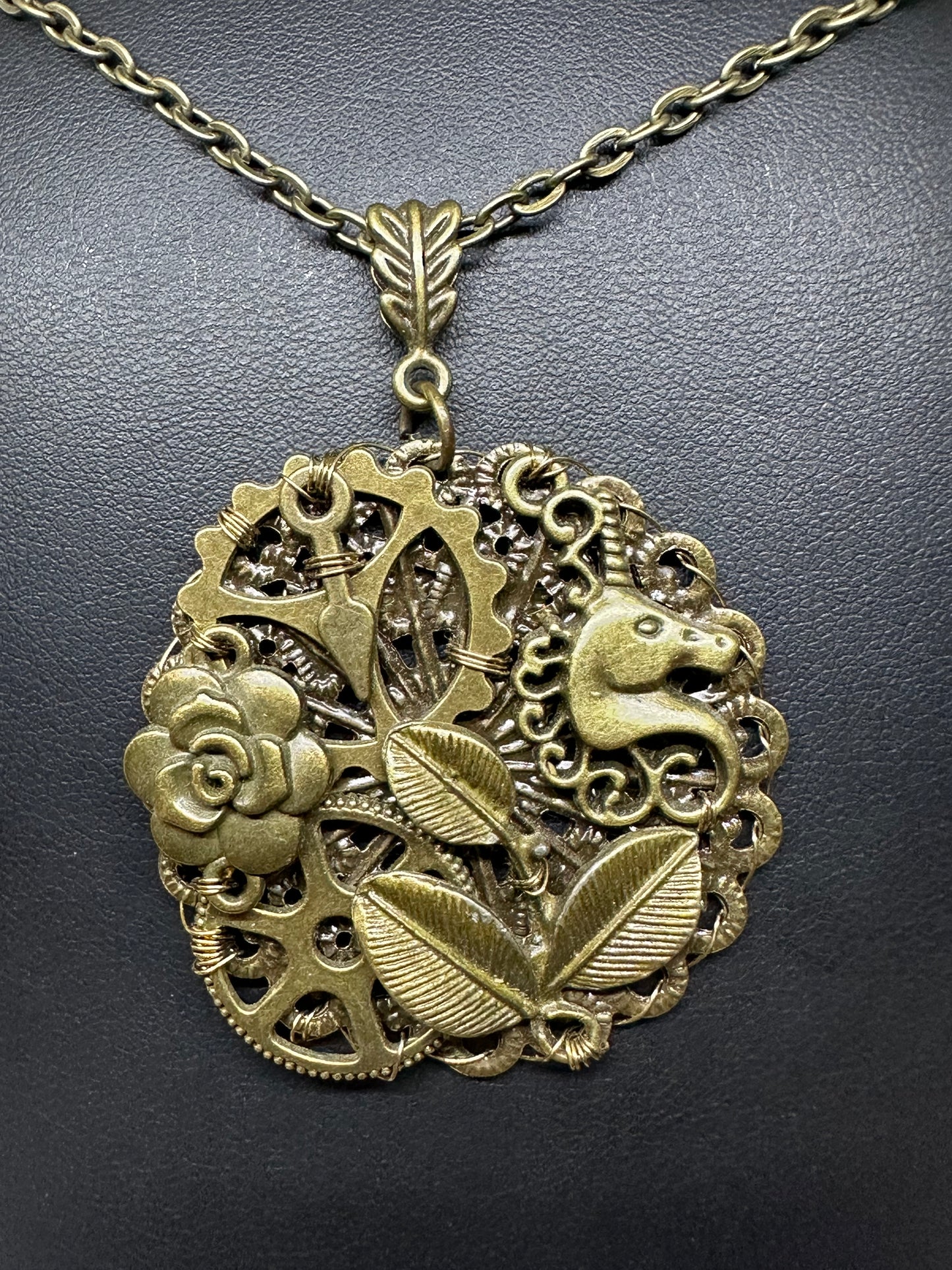 Pendentif licorne fleurie