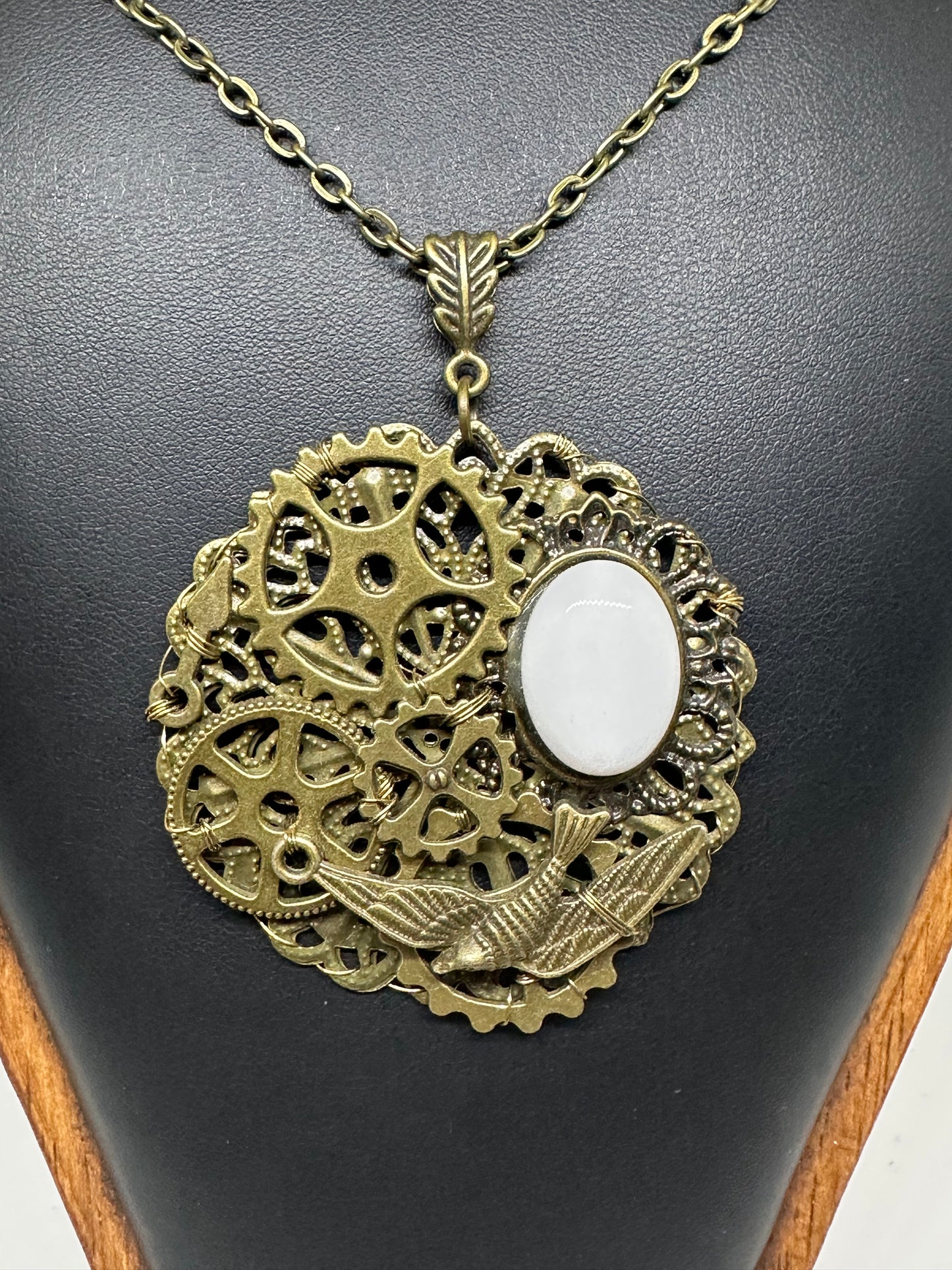 Pendentif hirondelle engrenages