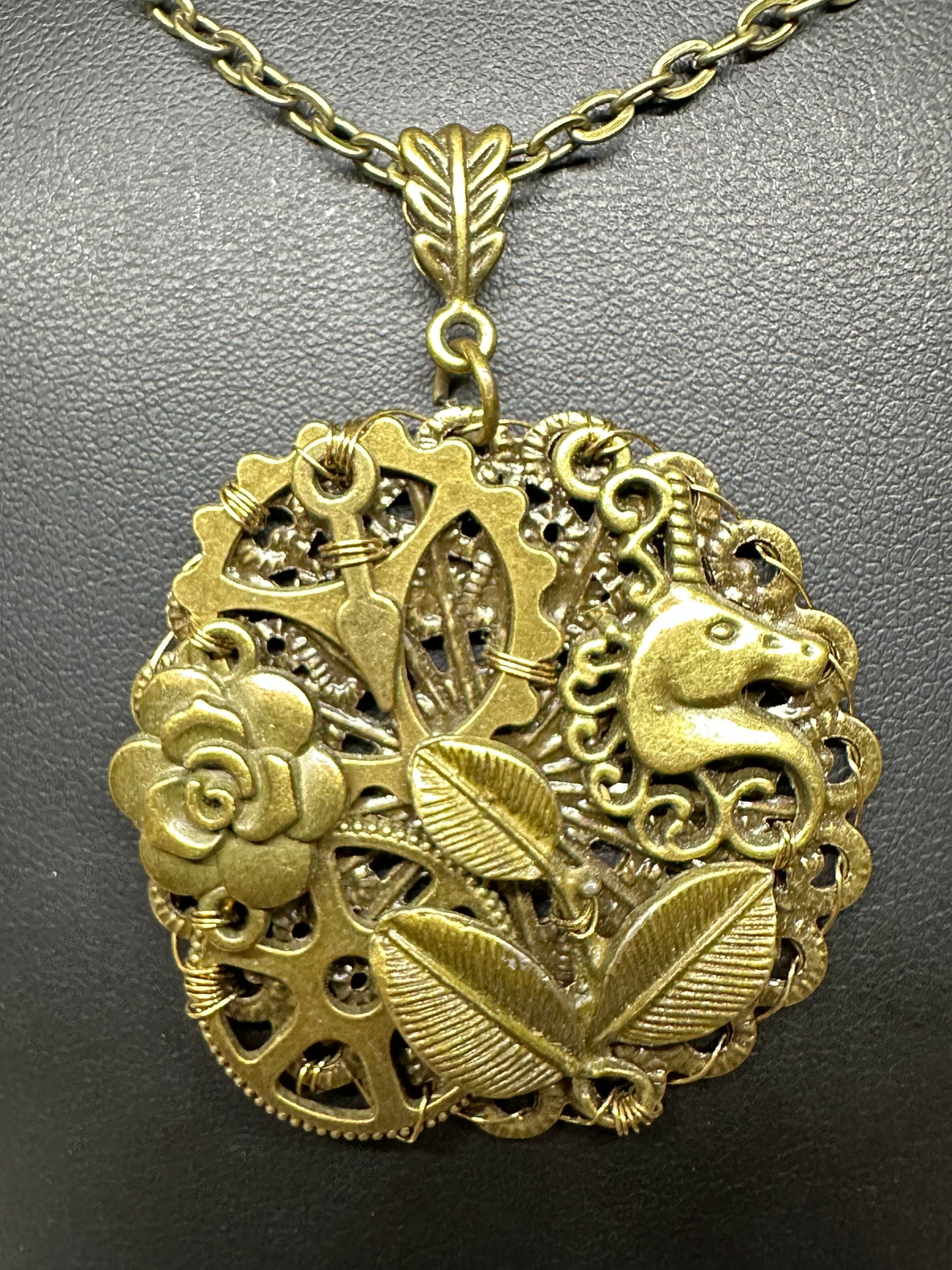 Pendentif licorne fleurie
