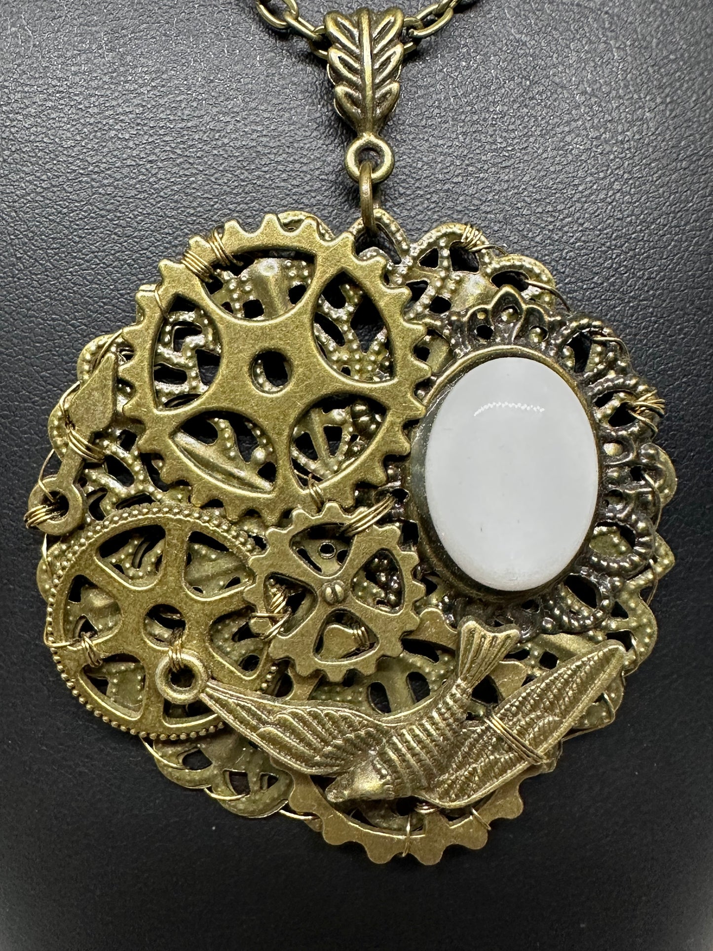 Pendentif hirondelle engrenages