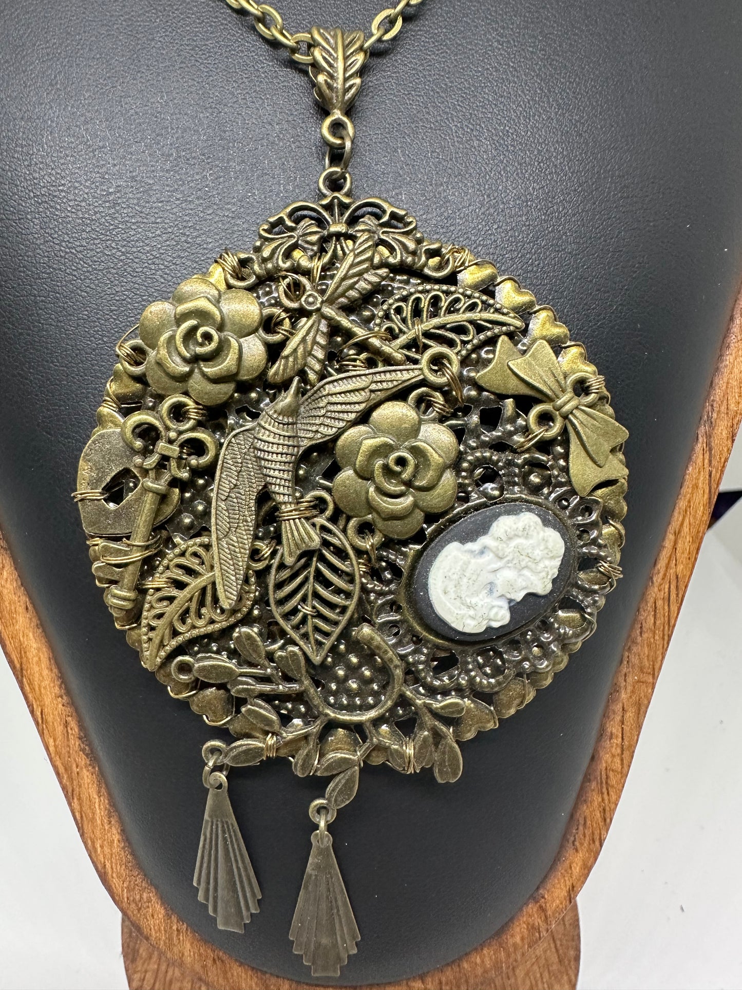 Pendentif fleur au camé