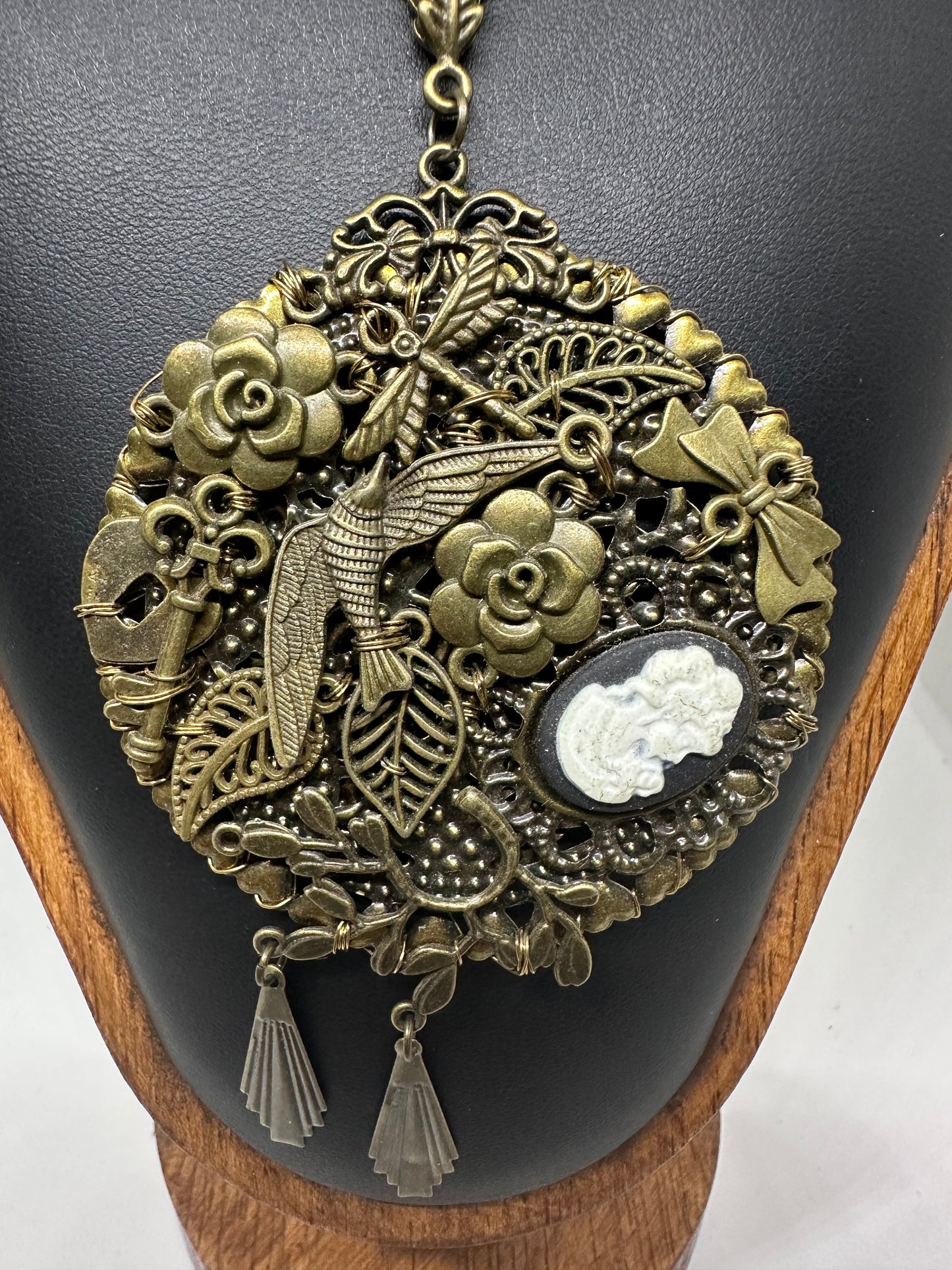 Pendentif fleur au camé