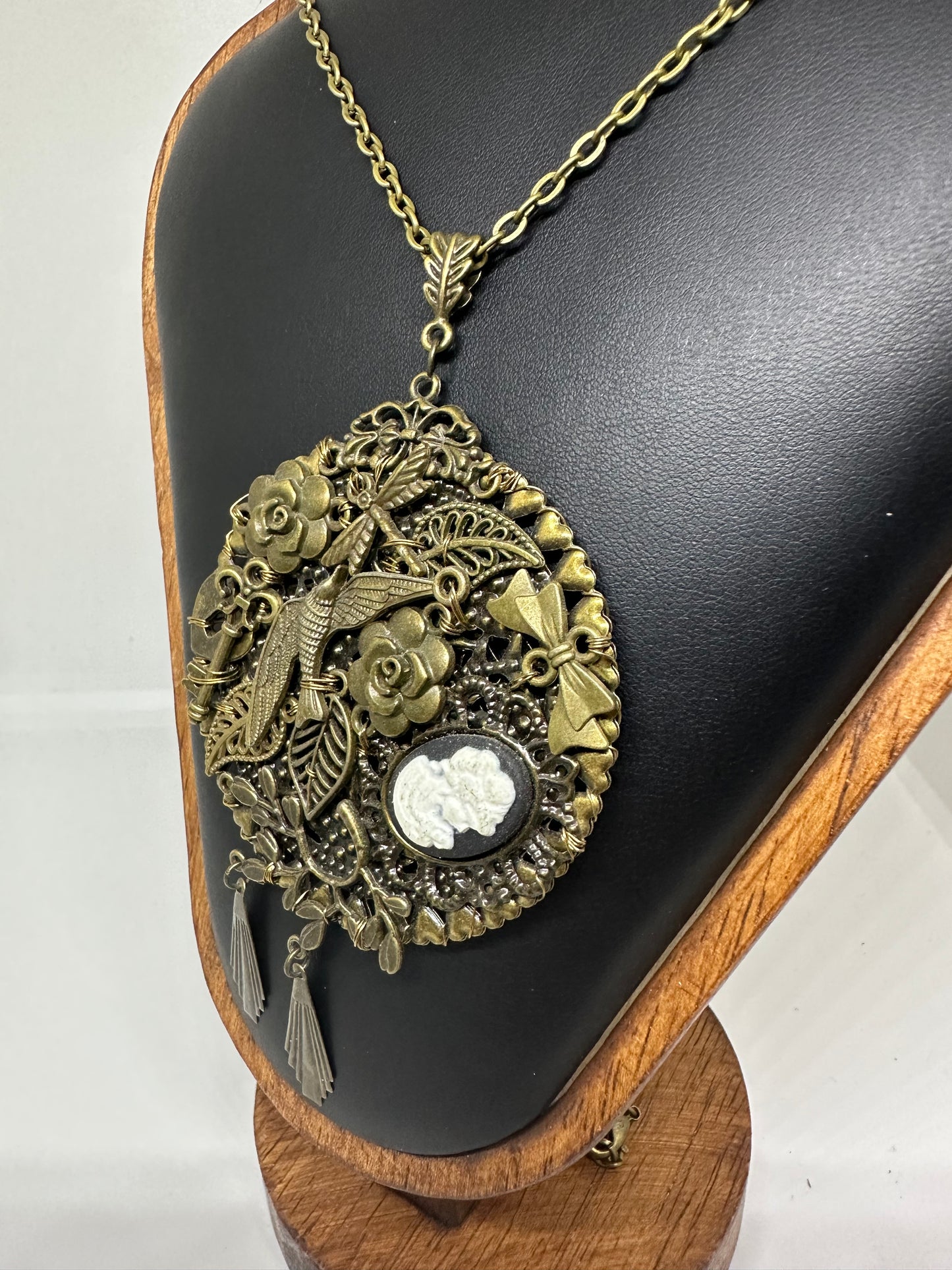 Pendentif fleur au camé